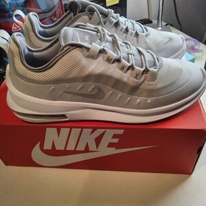 Nike Air Max Axis Womens 10
